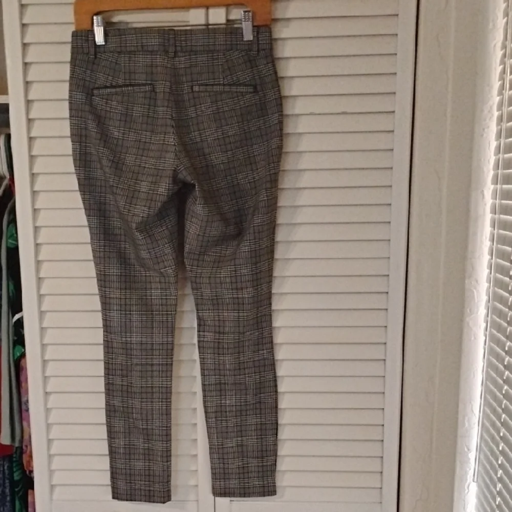 GAP Women's Gray Checkered Ankle Pants - Picture 3 of 5